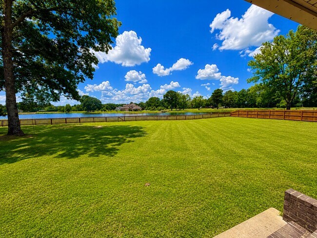 Building Photo - 40049 Back Nine Dr