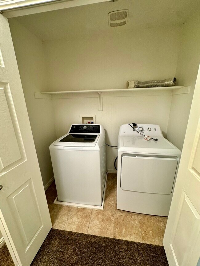 Building Photo - Your Next Home Awaits!