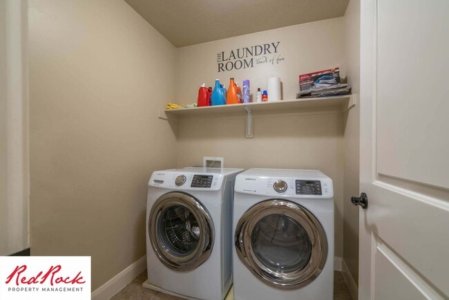 Building Photo - Move In Special- $500 Off First Month's Rent! 3 Bedroom, Fully Furnished Home.