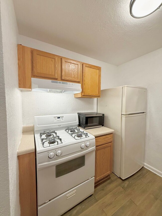 Building Photo - Now available! Charming 2 bed / 1 bath condo in a prime Tallahassee location.