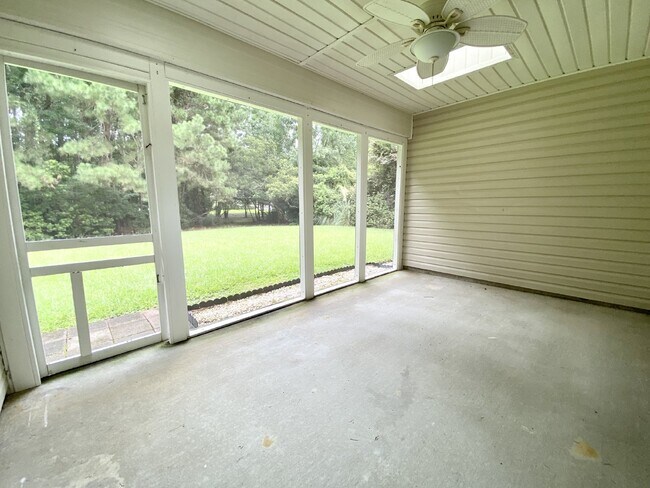 Building Photo - Home in Woodbridge With a Screened Porch and Private Backyard!