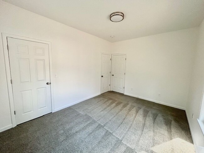 Building Photo - CHARMING 3 BEDROOM HOME - NEWLY RENOVATED!