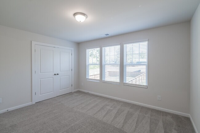 Building Photo - 223 Hoskins Ave Dr