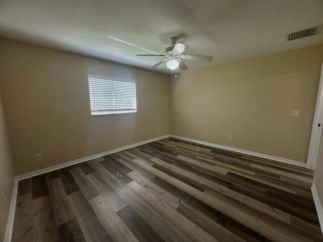 Building Photo - Great Location! 3 Bed, 2 Bath with Screened Lanai & More