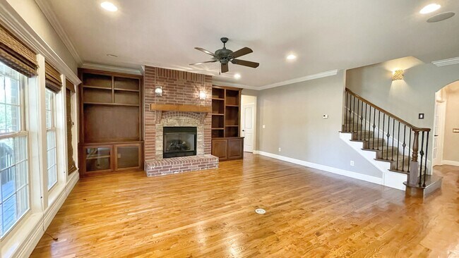 Building Photo - 1501 NE Greenbrier Ct