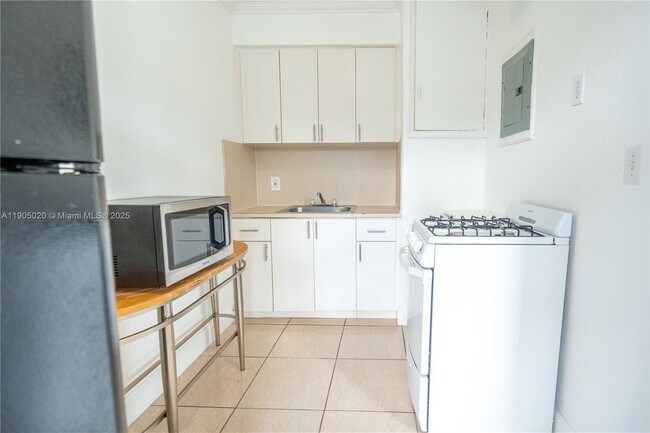 Building Photo - 7445 Harding Ave