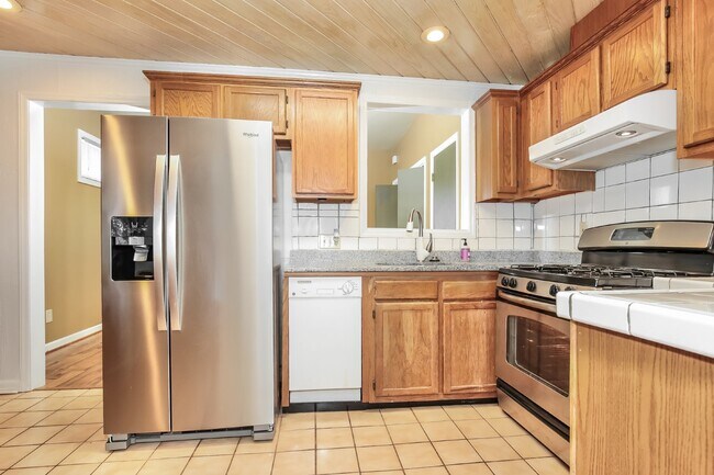 Building Photo - Charming 2 Bed/2 Bath Home in Greensboro, ...