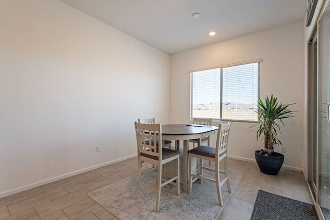 Building Photo - Bright & Spacious 4-Bed Home with 3-Car Ga...