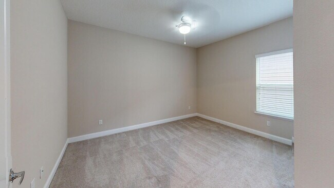 Building Photo - "Spacious 5-Bedroom Retreat in Jacksonville - 2,623 Sq Ft of Comfort!"