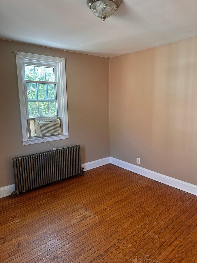 Building Photo - 3034 Pinewood Ave