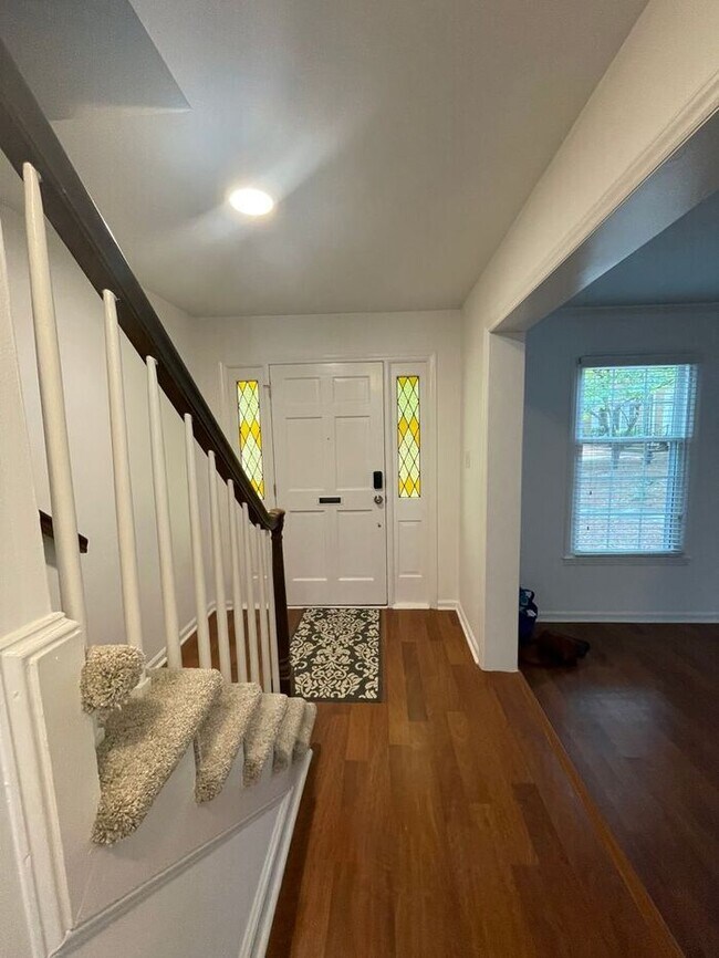 Building Photo - Beautiful 3-bedroom, 2.5 bath townhome in the highly desirable Governors Square subdivision.
