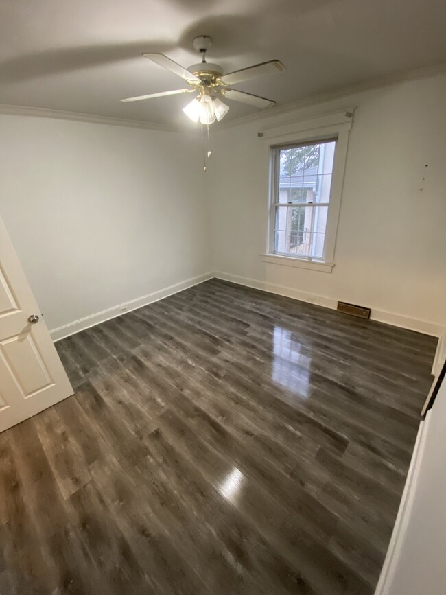 Building Photo - Large 2BR, 1-1/2 BA AVAILABLE NOW! Apply T...