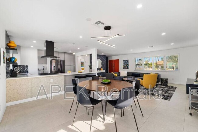 Building Photo - 945 N Buttonwillow Cir