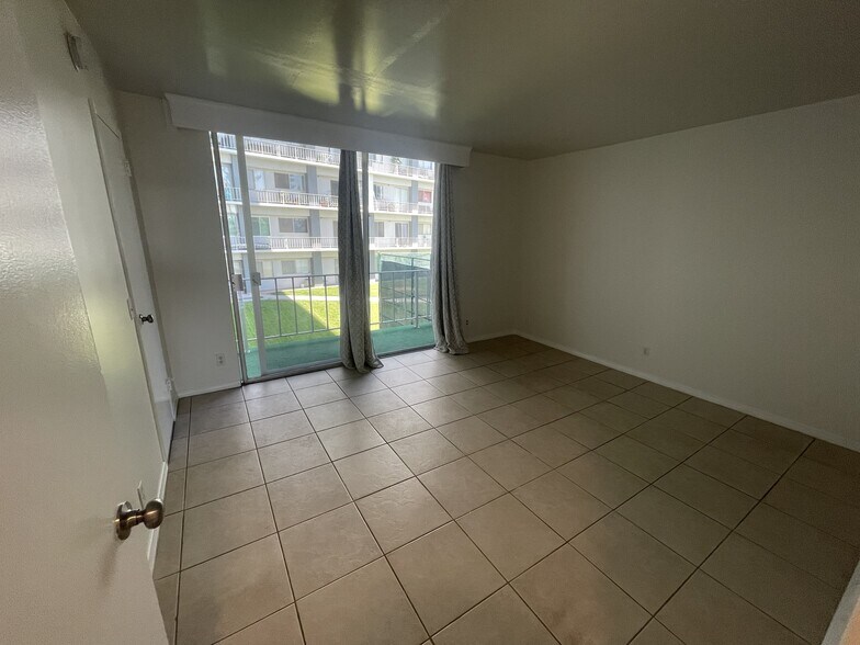 Building Photo - 100 S Doheny Dr