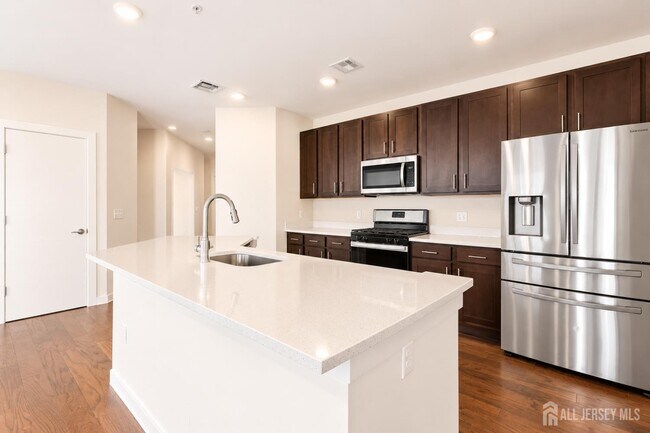 Building Photo - 723 Lorhan Dr