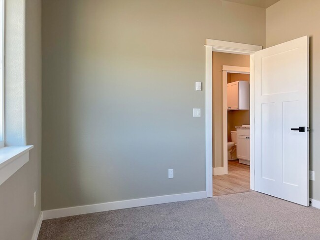 Building Photo - Pet Friendly 2 bed/ 1 bath unit at Soldier Ridge!