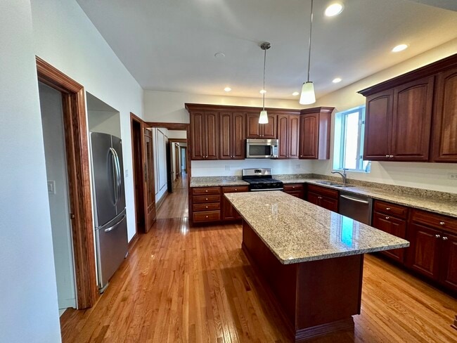 Building Photo - 5719 N Kenmore Ave