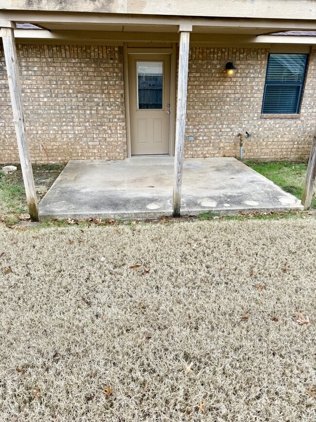 Building Photo - 2204 Lakeview Dr