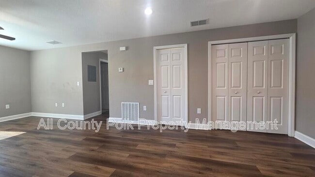 Building Photo - 1104 N Vermont Ave