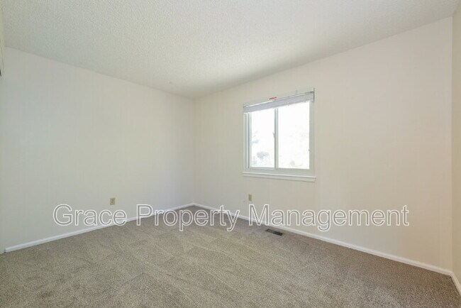 Building Photo - 580 E Kettle Ave