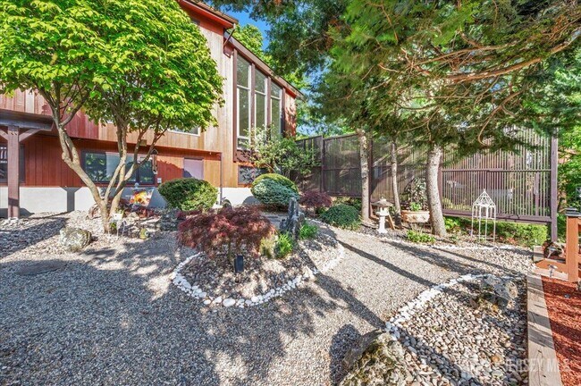 Building Photo - 950 Sunset Ridge