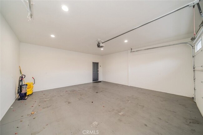 Building Photo - 2932 N Sunrise Way