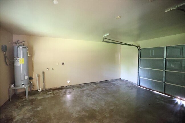 Building Photo - 5734 Lyndhurst Dr