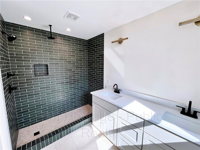 Building Photo - 610 N 6th St