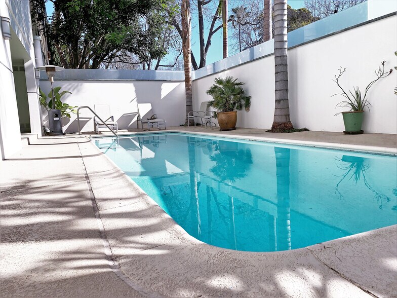 Pool - 415 Montana Ave