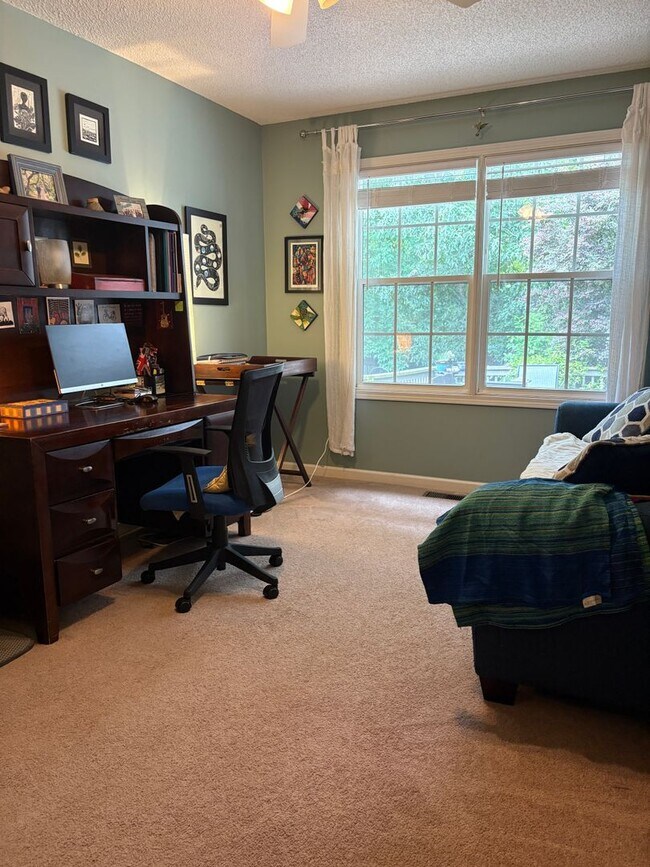 Building Photo - Large, private home in Rivercliff