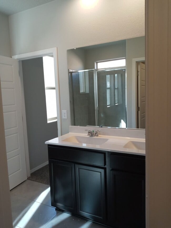 Building Photo - EASY SANTA FE LOS ALAMOS COMMUTE!!