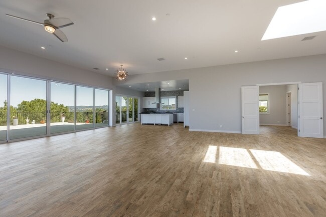 Building Photo - 4 Br 5 Ba with STUNNING VIEWS and Jacuzzi