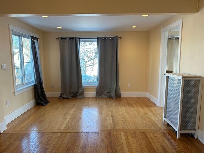 Building Photo - 10 Channing St