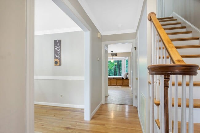 Building Photo - Beautifully Refreshed 4 Bedroom 3 Bath Col...