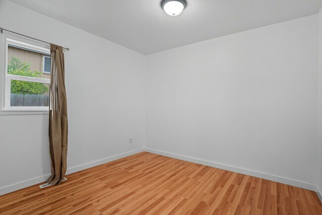 Building Photo - 1731 E Sanson Ave