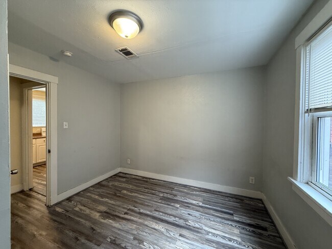 Building Photo - 915 Chartiers Ave