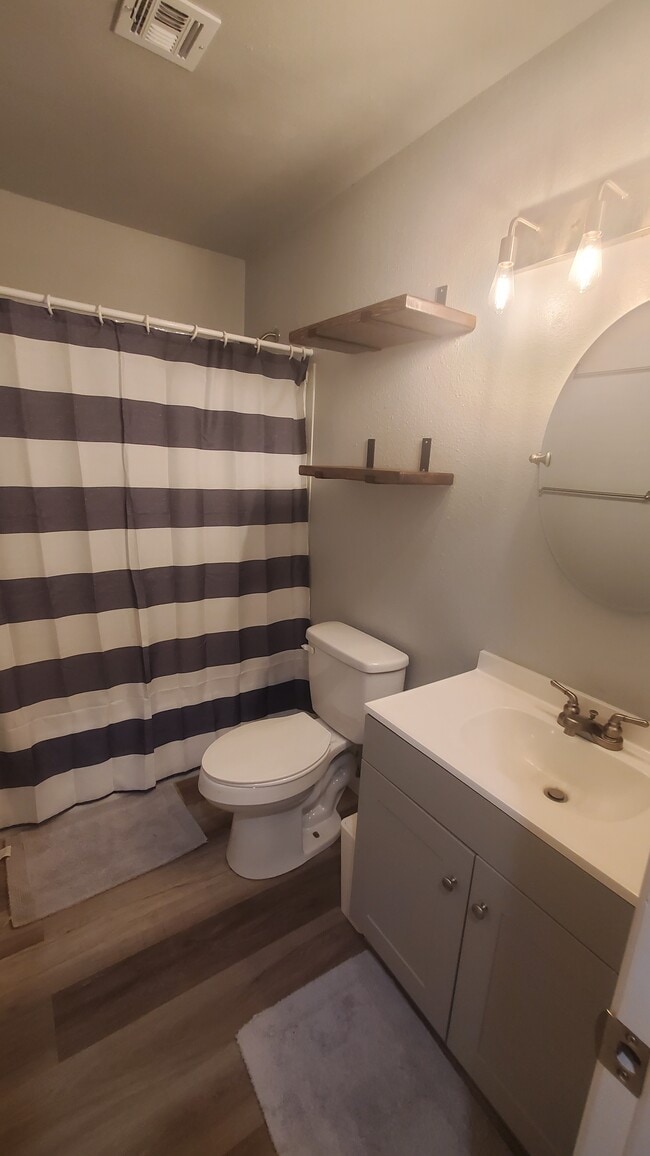 Building Photo - 504 S Cedar Pl
