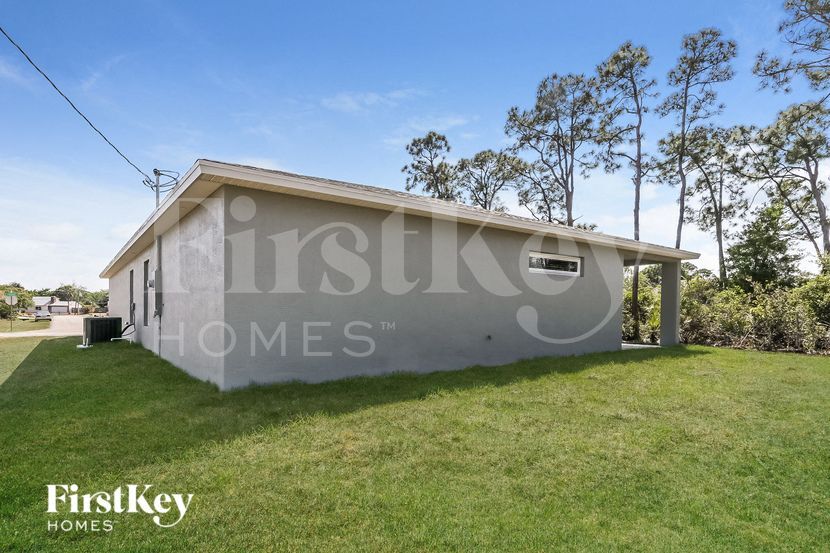 Building Photo - 957 SE Caravan Ave