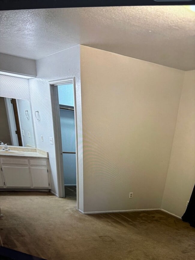 Building Photo - 3B/D 2BA, Duplex AVAILABLE NOW!!