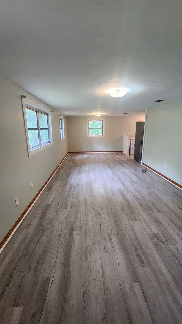 Building Photo - 3 Bedroom 1 Bathroom House