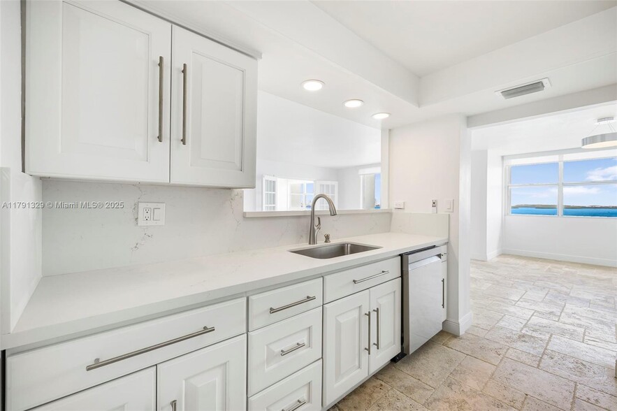 Building Photo - 1420 Brickell Bay Dr