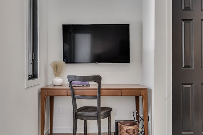 Building Photo - 135 Carriage Way