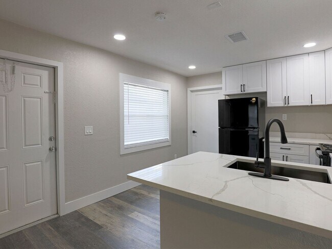 Building Photo - Duplex Fort Myers Duplex 14181