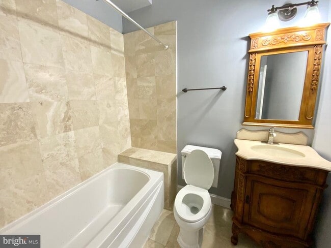 Building Photo - 812 5th St NE