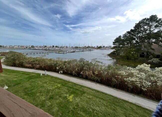 Building Photo - 367 Mainsail Dr