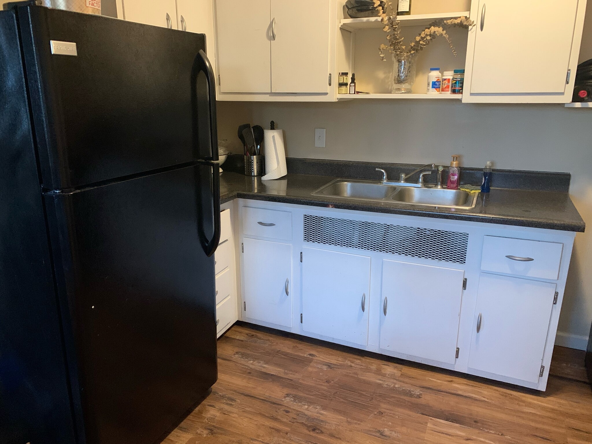 Kitchen - 437 Claranna Avenue