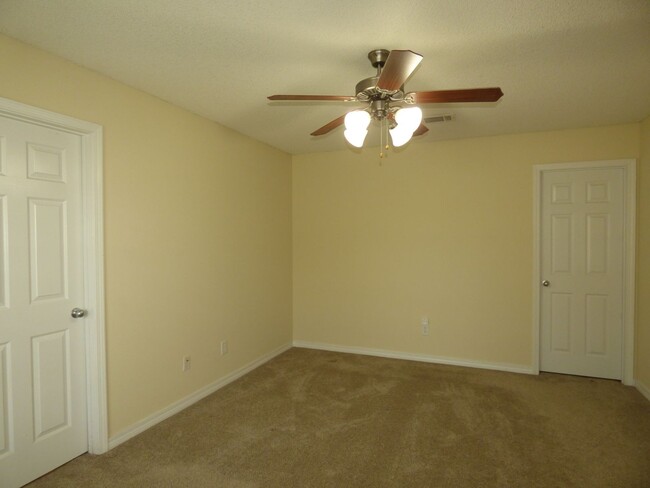 Building Photo - Great 4 Bedroom in Pensacola