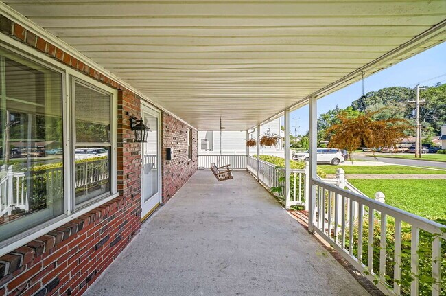 Building Photo - 4 Bedroom 2 Bathroom with large fenced in yard for Pets