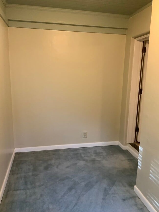 Building Photo - 200 Sunset Dr