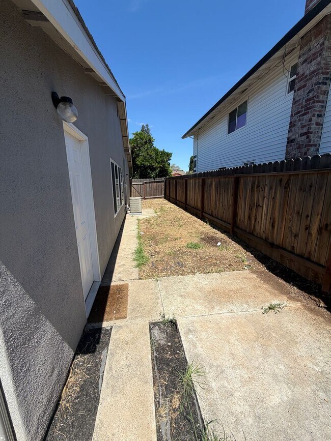 Building Photo - 4 Bed / 2 Bath | Rosemont Single Family Home Available